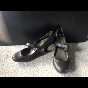 Brown Mary Jane pleather pump